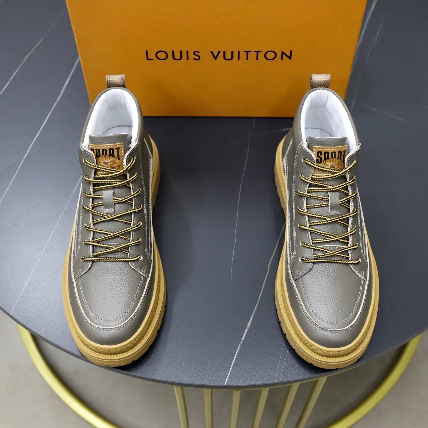 Ex-factory price: 460💰🙅‍♂️🙅‍♂️🙅‍♂️ Brand: LV Louis Vuitton Standard code: 38–44 (45 can be customized) Grade: Same as the official website Material: Original cowhide fabric Comfortable pigskin lining Lightweight wear-resistant outsole Style category: Men's fashion casual shoes and boots Running sneakers Distinguished luxury brand elements Top luxury Color: actual picture color